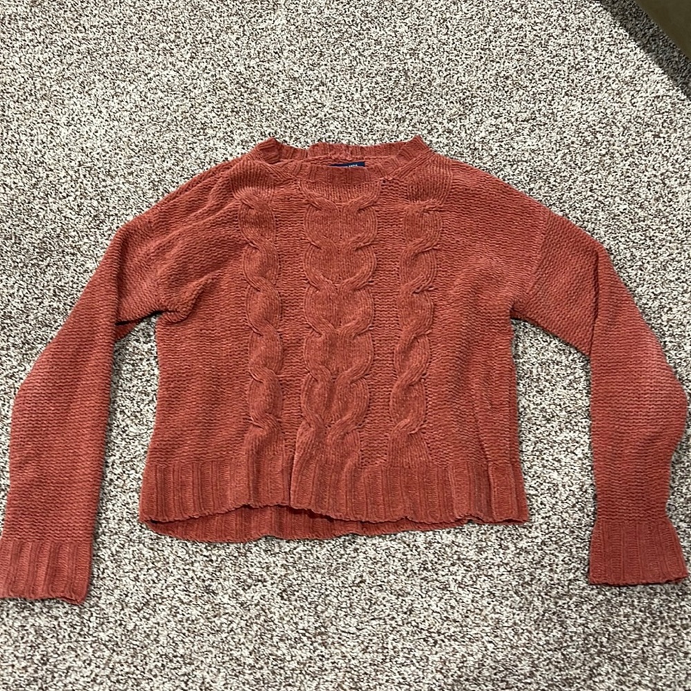 it’s a very nice soft sweater from american eagle and it’s a size xs girls!!